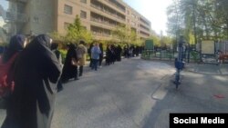 صف تشخیص هویت دانشجویان دانشگاه الزهرا برای کنترل پوشش آنها و اعمال حجاب اجباری