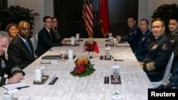 中国国防部长董军2024年5月31日在新加坡出席香格里拉对话会期间与美国国防部长劳埃德·奥斯汀举行双边会晤。