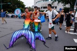 Para peserta saling menyapa dalam pawai Pride Taiwan di Taipei, Taiwan, Sabtu, 28 Oktober 2023. (Foto: Ann Wang/Reuters)