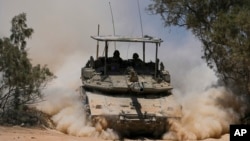 以色列士兵在以色列南部与加沙边境附近驾驶一辆坦克。（2024年5月29日）