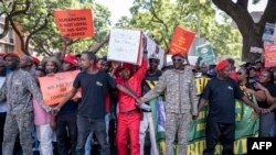  L'ANC, éclaboussé par les affaires de corruption et plombé par un contexte socio-économique morose, risque de perdre sa majorité absolue au Parlement pour la première fois de son histoire. (Photo par EMMANUEL CROSET / AFP)