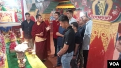 印度阿鲁纳恰尔邦达洪喜马拉雅文化研究中心，佛教僧人给士兵上课，讲解佛教哲学和宗教 （美国之音 贾尚杰）