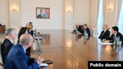 Prezident İlham Əliyev və ABŞ-ın Beynəlxalq İnkişaf Agentliyinin rəhbəri Samanta Pauer ilə görüşərkən.