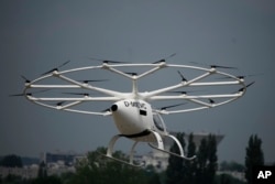Taksi terbang "Volocopter 2X" saat uji coba di Le Bourget, pinggiran Paris.