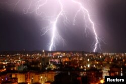 البانیہ کے شہر ترانہ میں آسمانی بجلی چمکنے کا ایک منظر۔ 17 دسمبر 2022۔ فوٹو۔ رائٹرز