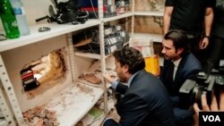 Vršilac dužnosti premijera Crne Gore Dritan Abazović tokom obilaska mesta gde je iskopan tunel, septembar 2023. (Foto: VOA)