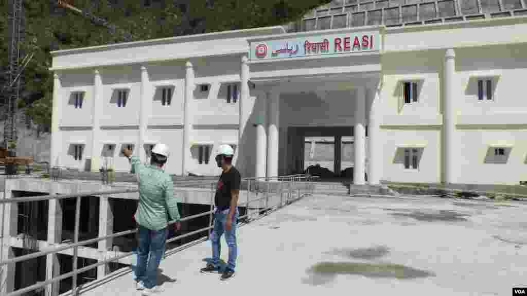 Site engineers at the Reasi station for the Udhampur-Srinagar-Baramulla Rail Line in Kashmir. (Bilal Hussain/VOA)