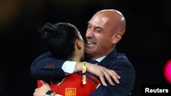 Pesepak bola putri Jennifer Hermoso dan Presiden Federasi Sepak Bola Kerajaan Spanyol merayakan kemenangan tim putri Spanyol dalam Piala Dunia Putri 2023 di Sydney, Australia, 20 Agustus 2023. (Foto: Hannah Mckay/Reuters)
