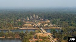 រូបឯកសារ៖ ទិដ្ឋភាព​ពីអាកាស​បង្ហាញ​តំបន់​ទេសចរណ៍​នៃ​ប្រាសាទ​អង្គរ​នៅ​ក្នុង​ខេត្តសៀមរាប កាលពីថ្ងៃទី៥ ខែមីនា ឆ្នាំ២០២០។ 