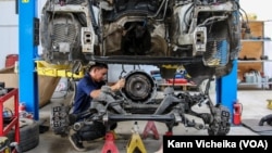 រូបឯកសារ៖ ជាងកំពុង​ជួសជុល​រថយន្ត​ក្នុង​យានដ្ឋាន​មួយ​ នៅ​រាជធានី​ភ្នំពេញ កាលពី​ថ្ងៃទី​២៩ ខែមករា ឆ្នាំ​២០២៣។ (កាន់ វិច្ឆិកា/វីអូអេ)