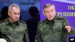 Ministri i mbrojtjes Shoigu dhe shefi i shtabit Gerasimov duke ndjekur një takim me Presidentit Putin