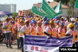 កម្មករកម្មាការិនី កំពុងដើរដង្ហែនិងលើកបដាស្រែកទាមទារសិទ្ធិការងារនិងសិទ្ធិសហជីព ក្នុងកម្មវិធីទិវាអបអរពលកម្មអន្តរជាតិលើកទី១៣៨ នៅសួនច្បារក្រុមប្រឹក្សាអភិវឌ្ឍកម្ពុជា (CDC) នៅរាជធានីភ្នំពេញ នាថ្ងៃទី១ ខែឧសភា ឆ្នាំ២០២៤។ (លាស់ លីបលីប/វីអូអេ)