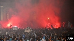 Magoya bayan Napoli suna murna bayan lashe gasar Seria A ta Italiya, 05-04-23