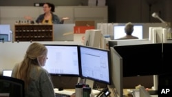 ILUSTRASI - Suasana pekerja di perusahaan desain Bergmeyer, Boston, Rabu, 29 Juli 2020.(AP/Steven Senne)