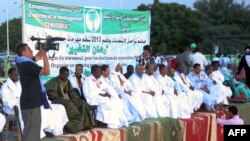 Des candidats et des partisans du parti islamiste mauritanien Tewassoul assistent à une réunion de campagne le 18 novembre 2013 à Nouakchott. AFP PHOTO / STRINGER (Photo by STRINGER / AFP)