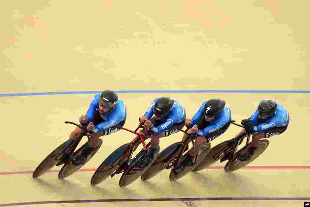 Colombia&#39;s cyclers Brayan Sanchez, Jordan Parra, Juan Arango and Nelson Soto ride during the men&#39;s team pursuit&nbsp;qualifiers at the Pan American Games in Santiago, Chile.