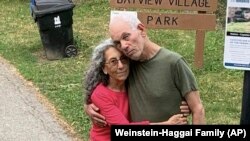جودیت واینستین (چپ) و همسرش گادی هاگی