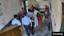 杨智刚父母家中摄像头拍下的警察上门画面 (杨智刚提供）