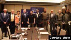 최근 싱가포르에서 열린 국제 안보 회의 ‘샹그릴라 대화’에 참석한 영 김 의원(왼쪽 세 번째)을 비롯한 하원 의원단과 볼로디미르 젤렌스키 우크라이나 대통령(왼쪽 5번째) 등이 자리를 함께했다. 사진 = 영 김 의원실 제공