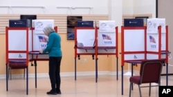 Seorang pemilih mengisi surat suara di tempat pemungutan suara di Attleboro, Massachusetts, Selasa, 5 Maret 2024. Massachusetts, adalah salah satu dari 15 negara bagian dan satu teritori yang mengadakan pemilihan pendahuluan pada Super Tuesday. (AP/Steven Senne)