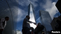 2023年9月11日是震惊世界的美国纽约世贸大楼和五角大楼遭受恐怖主义袭击22周年纪念日。美国各界人士在这一天纷纷来到世贸大厦遗址，悼念在恐怖袭击中牺牲的遇难者。