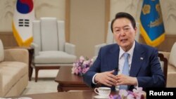 윤석열 한국 대통령이 지난해 11월 서울에서 로이터통신과 인터뷰하고 있다. (자료사진)