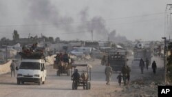 Orang-orang Palestina melarikan diri dari Rafah, kota di selatan Gaza, di tengah serangan darat dan udara oleh Israel di kota itu, Selasa, 28 Mei 2024. (Foto: Jehad Alshrafi/AP Photo)