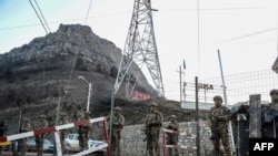 Anggota pasukan militer Azerbaijan berdiri di titik pemeriksaan di Koridor Lachin pada 26 Desember 2022. (Foto: AFP/Tofik Babayev)