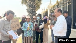 តំណាងក្រសួងដែនដី នគររូបនីយកម្ម និងសំណង់ ចេញមកទទួលលិខិតសុំកិច្ចពីប្រជាពលដ្ឋដែលរស់នៅទំនប់៩៤ ក្នុងស្រុកកណ្តាលស្ទឹង ខេត្តកណ្តាល ជិតព្រលានយន្តហោះថ្មី នៅក្រសួងដែនដី នគររូបនីយកម្ម និងសំណង់ រាជធានីភ្នំពេញ នាថ្ងៃទី១ ខែមេសា ឆ្នាំ២០២៤។ (ស៊ឹម ចាន់សំណាង/វីអូអេ)