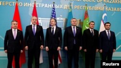 토니 블링컨(왼쪽 세번째) 미 국무장관이 28일 카자흐스탄 아스타나에서 열린 'C5+1' 회의 참석자들과 기념촬영하고 있다. 왼쪽부터 제엔베크 쿨루바예프 키르기스스탄 외무장관, 시로지딘 무흐리딘 타지키스탄 외무장관, 블링컨 장관, 무흐타르 틀례우베르디 카자흐스탄 외무장관, 라시드 메레도프 투르크메니스탄 외무장관, 바크티요르 사이도프 우즈베키스탄 외무장관 대행.