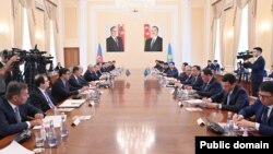 Əli Əsədov və Alixan Smailov (Mənbə: Azərbaycan Nazirlər Kabineti)