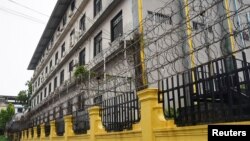 រូបឯកសារ៖ លួសត្រូវបានហ៊ុមព័ទ្ធរបងនៃបរិវេណនៃអគារឈ្មោះ Great Wall Park ដែលអាជ្ញាធរបានរកឃើញថាជាកន្លែងជួញដូរមនុស្ស ចាប់ជម្រិត និងធ្វើទារុណកម្ម នៅខេត្តព្រះសីហនុ កាលពីថ្ងៃទី ២១ ខែកញ្ញា ឆ្នាំ ២០២២។ 