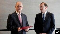 Perdana Menteri Otoritas Palestina Mohammed Mustafa (kiri), berbicara setelah menerima dokumen yang diserahkan oleh Menlu Norwegia Espen Barth Eide di Brussel, Belgia Minggu (26/5). 