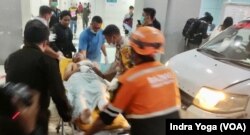 Sejumlah korban kebakaran depo Pertamina di Plumpang, Jakarta Utara, Jumat malam (3/3) tiba di RS Koja. (VOA/Indra Yoga)