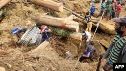 Warga setempat menggali lokasi longsor di desa Mulitaka di wilayah Maip Mulitaka, di Provinsi Enga, Papua Nugini. Lebih dari 2.000 orang terkubur dalam bencana itu. (Foto: Mohamud Omer/International Organization for Migration/AFP) 