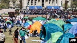 Para pengunjuk rasa pro-Palestina berkumpul dan berkemah di dalam kampus Columbia University di New York, 22 April 2024. (CHARLY TRIBALLEAU / AFP)