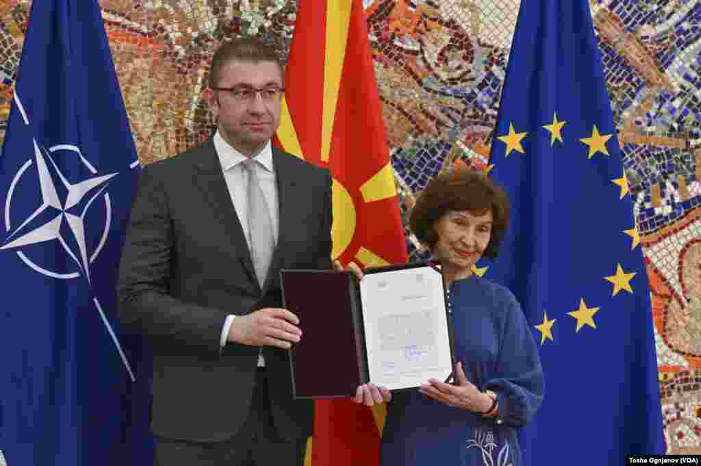  Претседателката Гордана Сиљановска - Давкова му врачи го мандатот за формирање влада на лидерот на ВМРО-ДПМНЕ, Христијан Мицкоски &nbsp; 