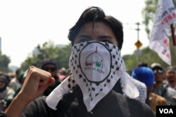 Massa yang terdiri dari gabungan beberapa aliansi berunjuk rasa dalam aksi Solidaritas untuk Palestina di depan Kedutaan Besar Amerika Serikat pada Rabu (11/10) di Jakarta. (VOA/Indra Yoga)