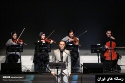 علیرضا قربانی و نوازندگان گروه‌اش