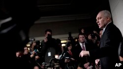 스티브 스컬리스(오른쪽) 미 하원 공화당 대표가 11일 워싱턴 D.C. 시내 의사당에서 취재진과 환담하고 있다. 