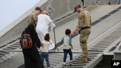 ទាហាន​អាមេរិក​អម​ដំណើរ​ពលរដ្ឋ​អាមេរិក​ដែល​ត្រូវ​ជម្លៀស​ចេញ​ពី​ប្រទេស​ស៊ូដង់ ​ឡើង​នាវា​យោធា​អាមេរិក នៅ​កំពង់ផែ​ក្រុង Port Sudan កាល​ពី​ថ្ងៃ​ទី​៣០ ខែ​មេសា ឆ្នាំ​២០២៣។