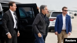 Američki državni sekretar Entoni Blinken izlazi iz vozila na odlasku iz vojne baze "Endrjuz", na putu ka Saudijskoj Arabiji, u okviru najnovijih diplomatskih napora u vezi sa Gazom, u Merilendu, 28. aprila 2024.