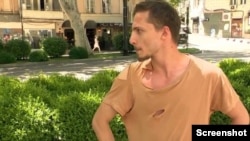 ნაცემი სტუდენტი ლუკა შველიძე ამბობს, რომ კლინიკაში მას უცნობი პირი იარაღით ემუქრებოდა და შემდეგ, ის პოლიციელი აღმოჩნდა