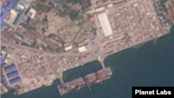 북한 남포 컨테이너 항을 촬영한 18일 자 위성사진. 서쪽과 동쪽 지대 모두 컨테이너로 가득한 모습이다. 사진=Planet Labs