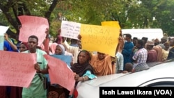 Manoma da suka kai karar sojojin Jaji a harabar babbar kotun Jihar Kaduna