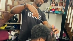 Dans l'univers des hommes coiffeurs de dames d'Abidjan