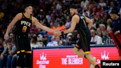 Devin Booker (1) et Grayson Allen (8) des Phoenix Suns célèbrent leurs paniers contre la Nouvelle-Orléans, le 1er avril 2024. 