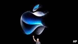 ซีอีโอแอปเปิล ทิม คุก โบกมือระหว่างอยู่บนเวที ในการประกาศผลิตภัณฑ์ใหม่ของแอปเปิล 12 กันยายน 2023 ที่คูเปอร์ติโน แคลิฟอร์เนีย