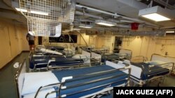 ARCHIVES - Dans une salle de l'hôpital "Siroco" de la marine nationale, au large de la ville de Tanga, au nord de de la Tanzanie, le 20 février 2002.