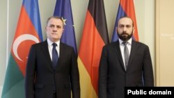 Azərbaycan və Ermənistanın xarici işlər nazirləri Ceyhun Bayramov və Ararat Mirzoyan